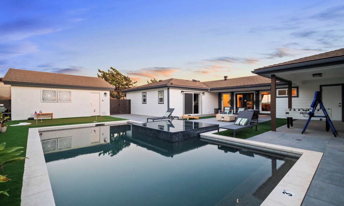 Casa de Oro-Mount Helix House | Elegant Pool Villa In Mount Helix, close to DT!