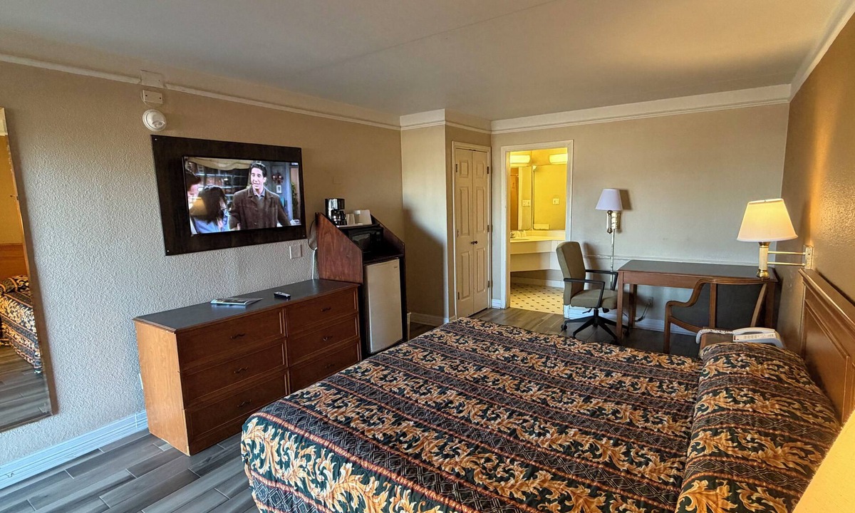 Clodine Hotel | Elegant Smoking King Bedroom in Charming Houston with AC