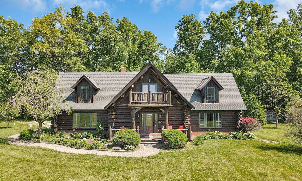 Summit Station Cabin | Enchanted log cabin with lake view