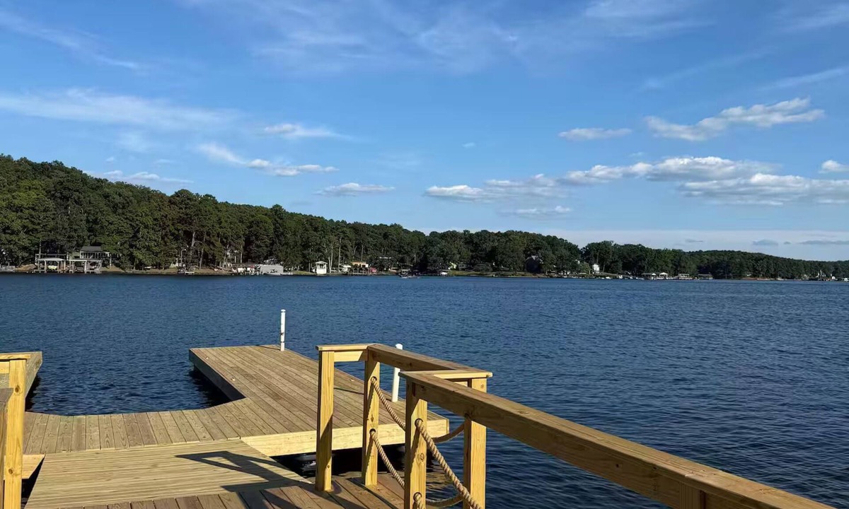 New London House | Endless Sunday l Sleeps 20 l Lakefront + Kayaks