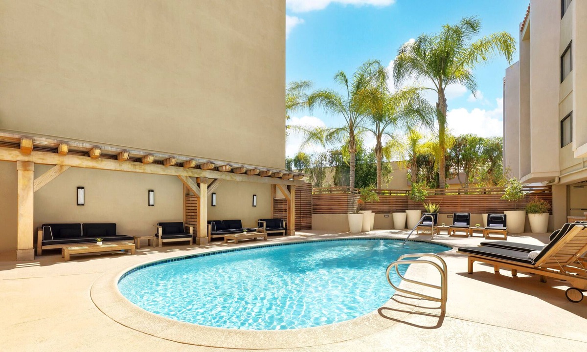 Calabasas Hotel | Enjoy a Hassle-Free and Comfortable Stay! 2 Comfortable Units, Outdoor Pool