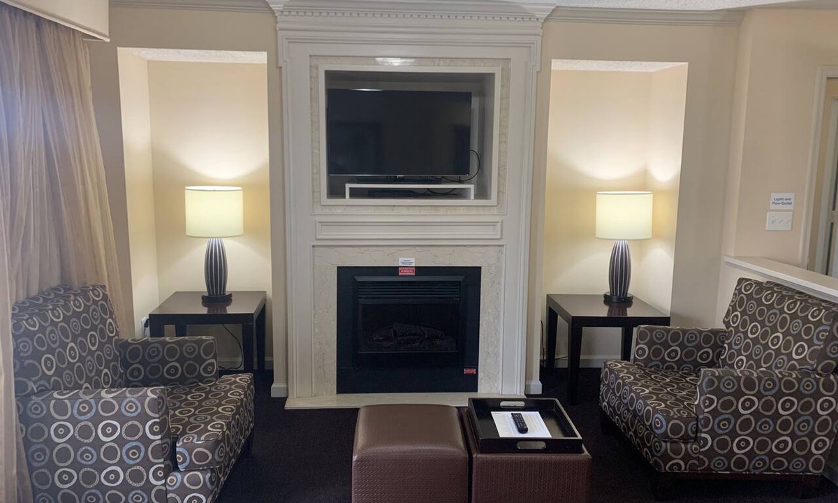 Berkeley Condo | Enjoy Williamsburg from your modern 4BR/4BA at Greensprings Resort. Great value.