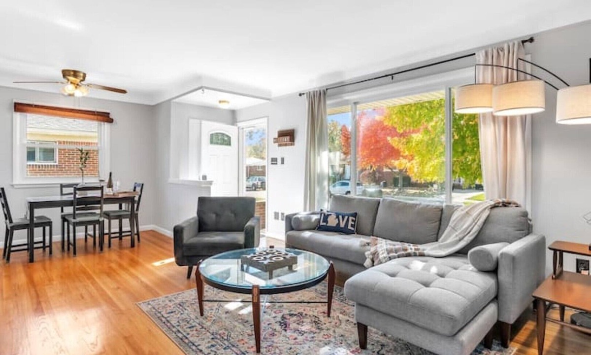 Madison Heights House | ★Entertainment & Game Room w/Bar★ Cheerful and Bright Ranch w/2 Full Baths