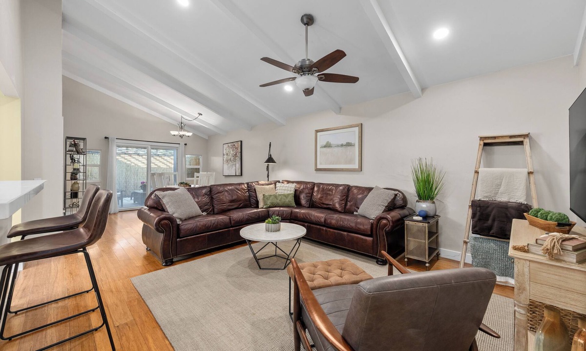 Greenacres Condo | Entire condo in Bakersfield with WiFi, AC