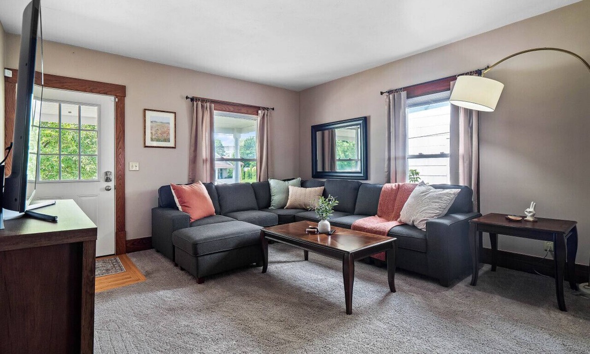 Bedford Apartment | Entire Duplex|Historic District|Sleeps 12