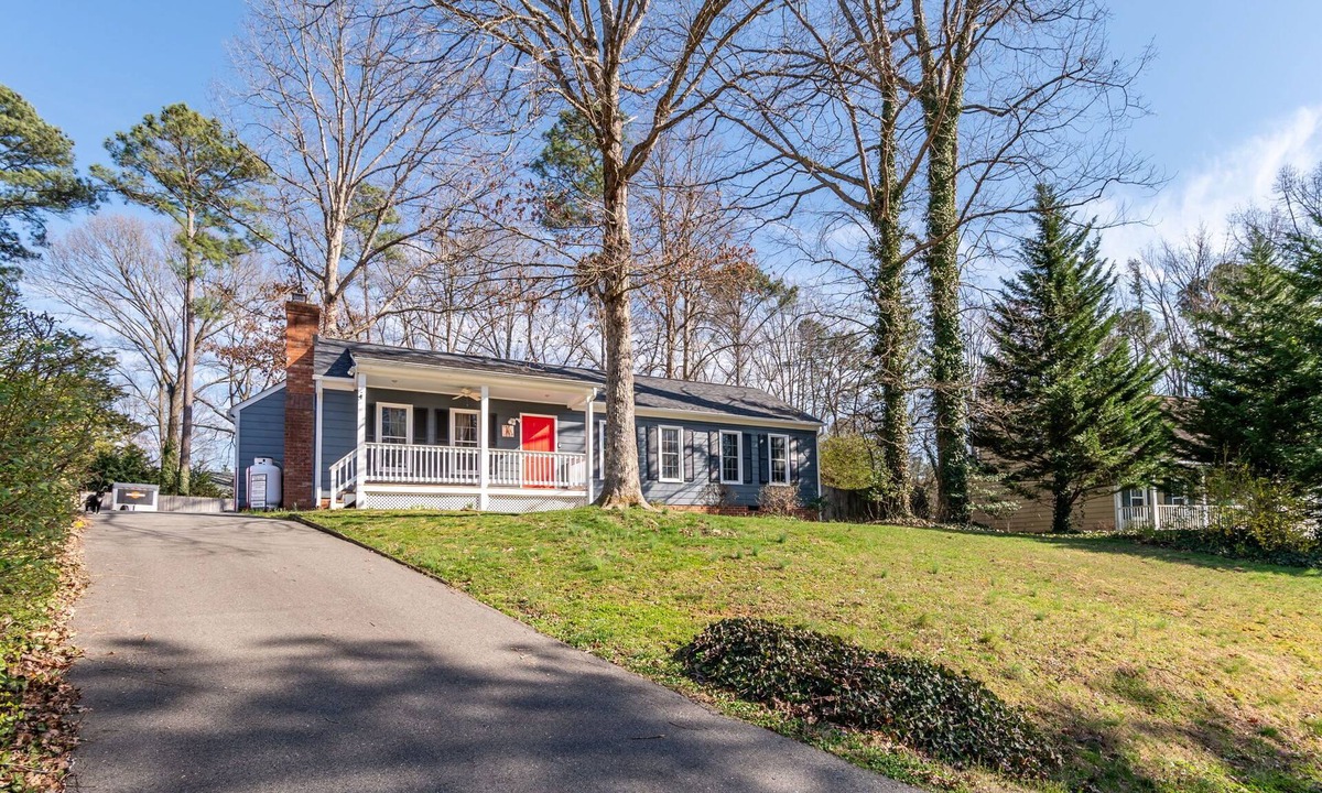 Midlothian House | Entire house, fully fenced in back yard. Close to everything.