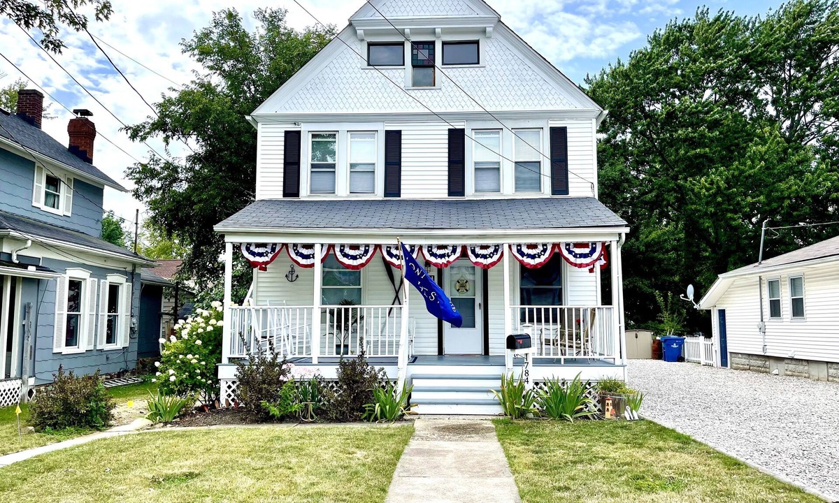 Vermilion House | ENTIRE UNIT: Charming Century Home in Harbour town