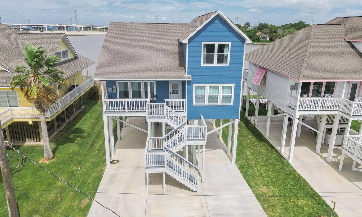 El Lago House | Escape to Seabrook Shores, a cozy 3BR/2BA bayfront retreat with stunning sunset views, a spacious deck, full kitchen, and relaxing living space. Enjoy kayaking, fishing, and nearby Kemah Boardwalk.