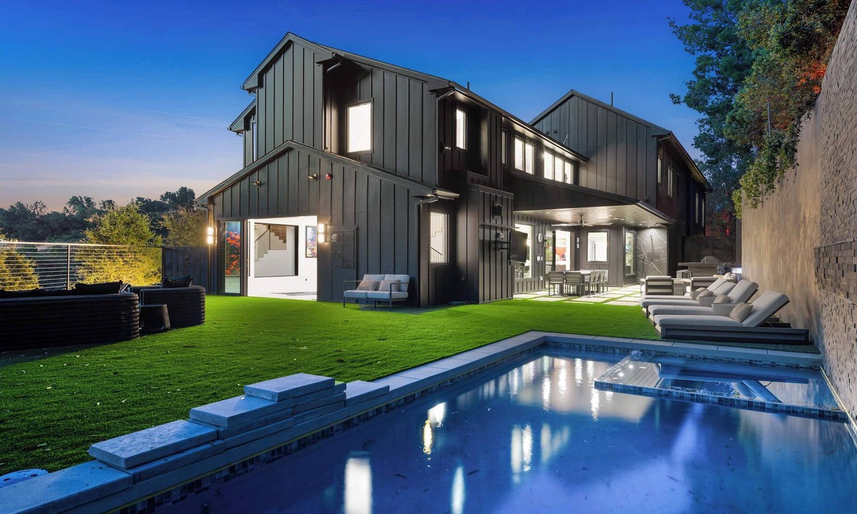 Los Angeles County House | Expansive Coldwater Estate: 8 BR, Pool, Pickleball