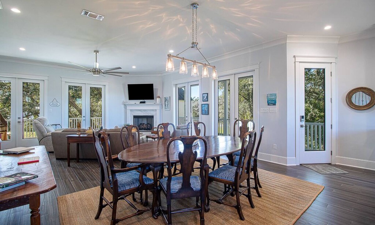 Pass Christian House | EXPANSIVE PORCH-Gulf Breezes-Beach Views & Gorgeous Oak tree