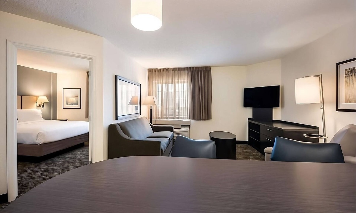 Troy Hotel | Experience Comfort and Convenience in the Detroit Area Near Hunter Park!