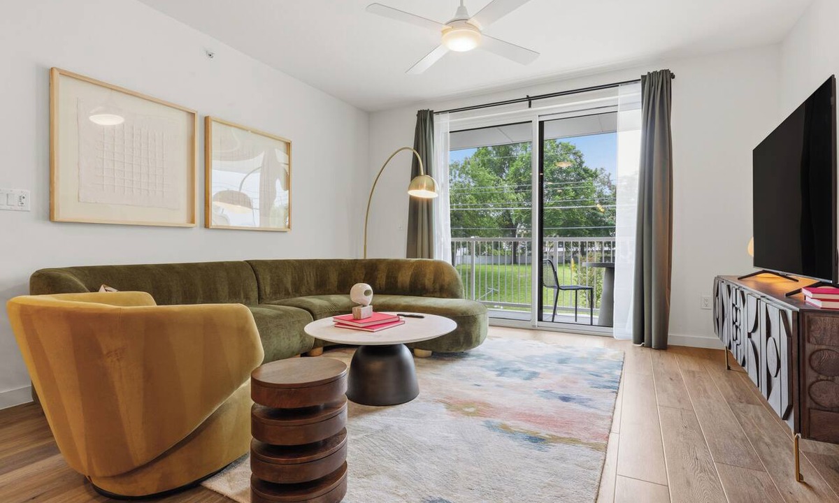 South Lamar Apartment | Experience Zilker & South Lamar from The Code | Private Balcony w/Pool, Bar