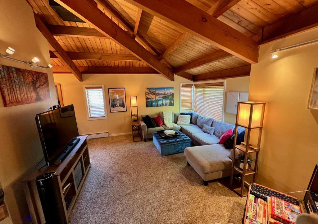 Thornton Apartment | Exposed Beam 3BR Modern Mountain Retreat