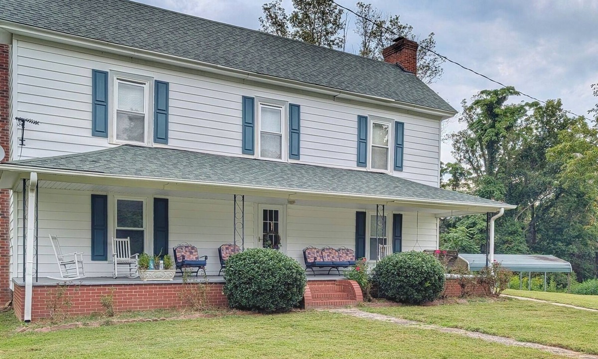 Stokes House | Fabulous 3-bedroom Farmhouse Minutes from Hanging Rock State Park