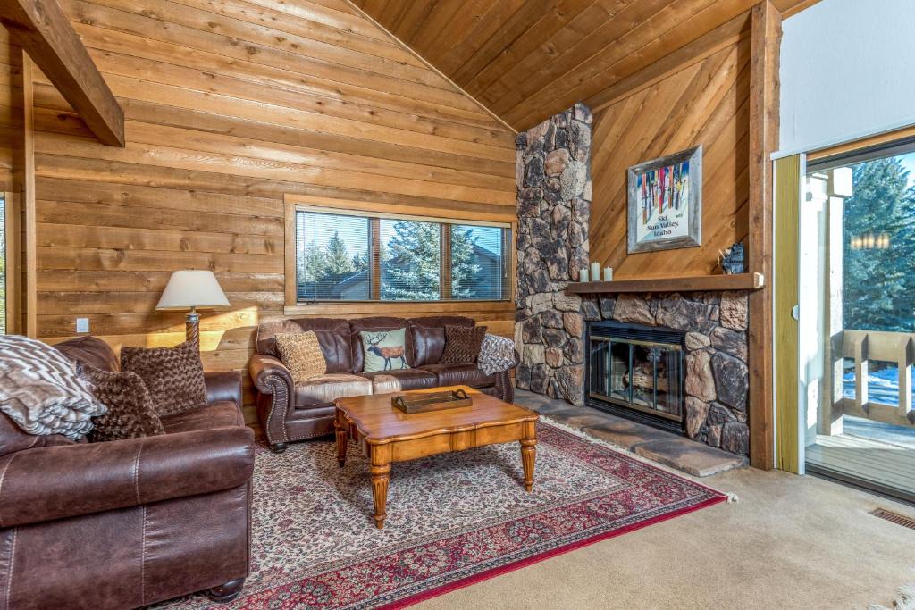 Elkhorn Village Hotel | Fairway 9 4310