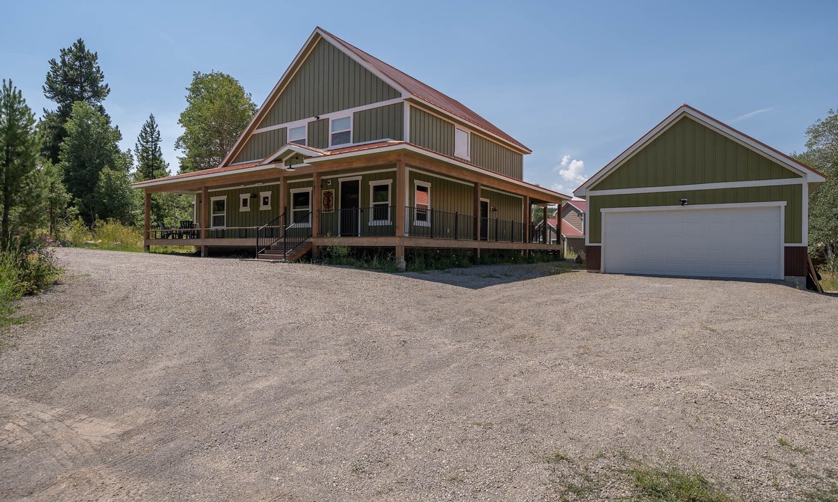 Lazy Acres Cabin | Family-friendly lodge + Fire pit + Hot tub + Heated garage + 3 On-suite bedrooms