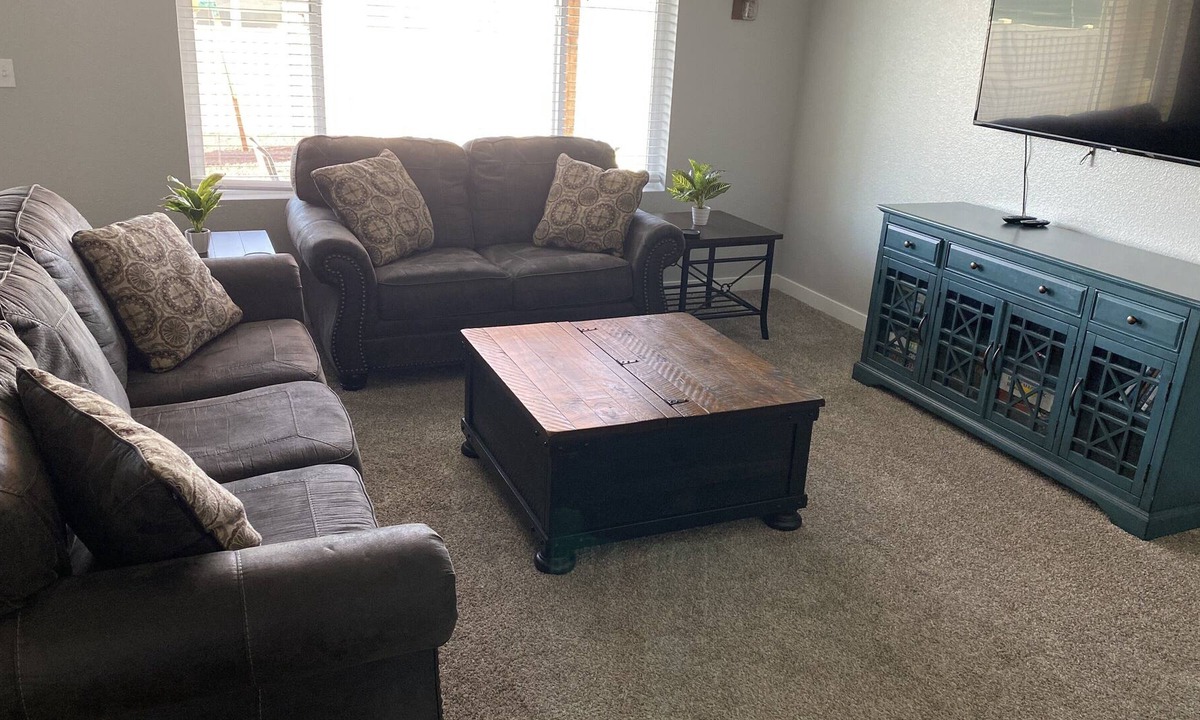 Caldwell House | Family Friendly Home, Quiet Culdesac (Sleeps 10-12)
