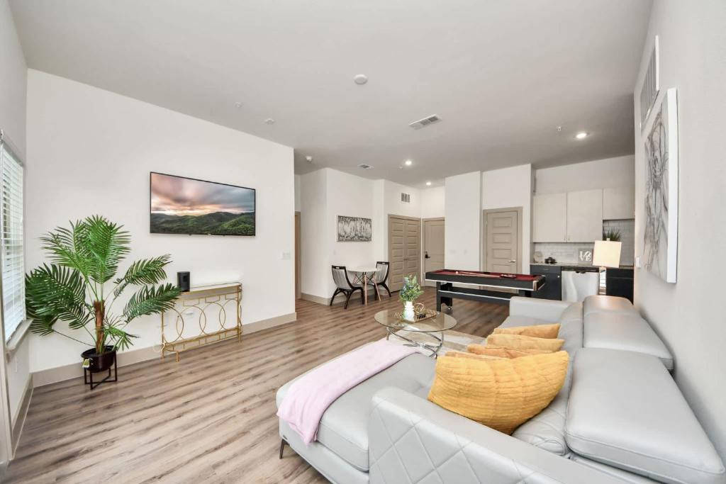 Addicks Apartment | Family Friendly Houston Apartment Game Room Pool & King Beds