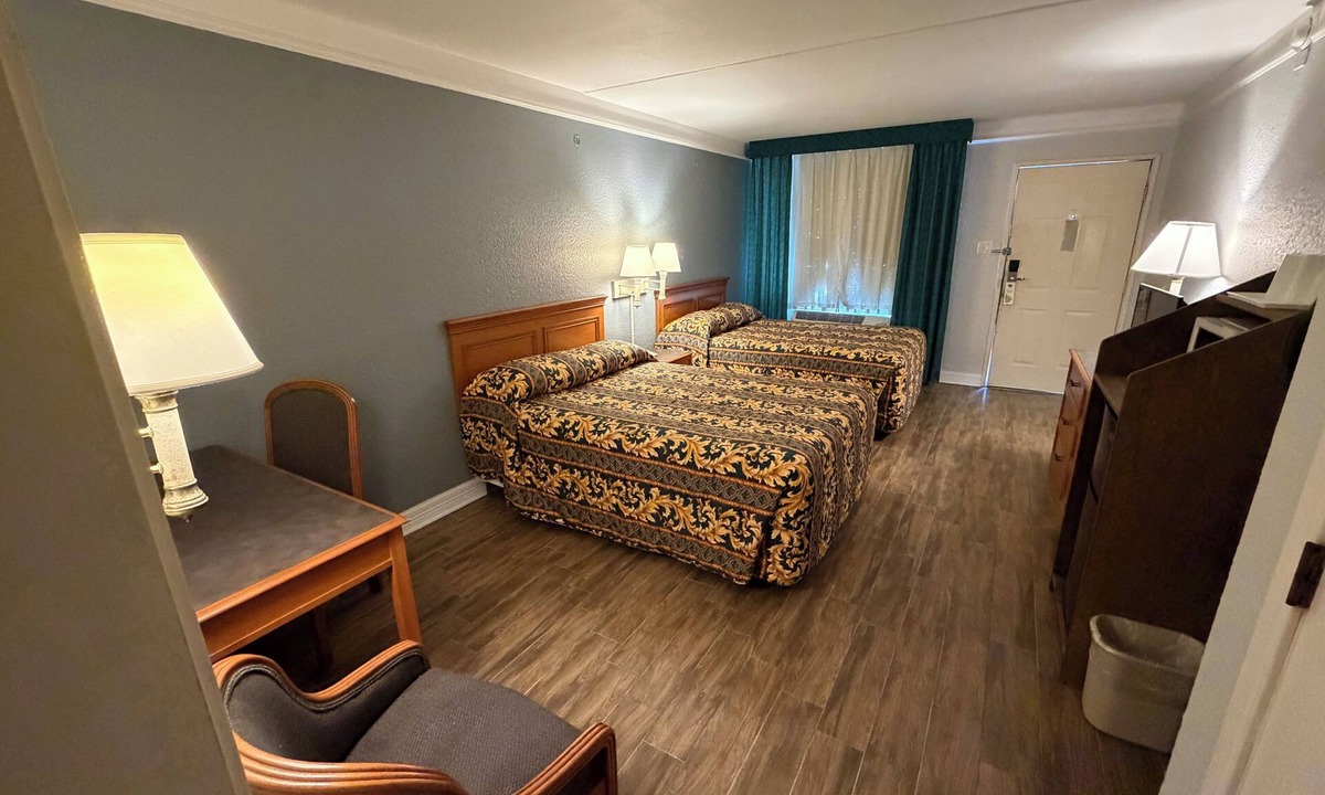 Clodine Hotel | Family-friendly Non-Smoking Double Bedroom in Southwest Houston with AC