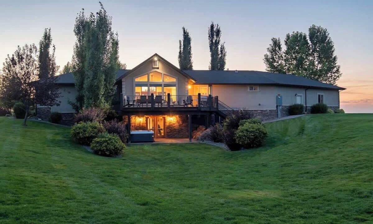 Tetonia House | Family Fun: Theater, Hot Tub, Pickleball, Games