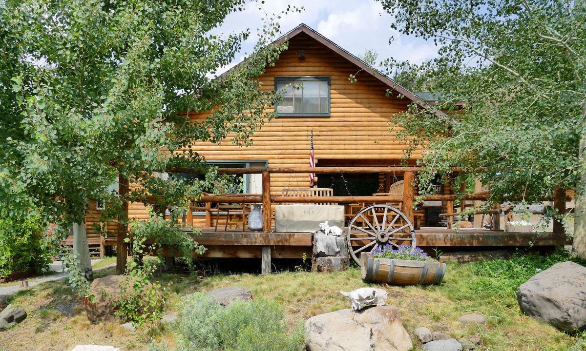 Wapiti House | Family reunion/retreats just outside Yellowstone National Park. Gorgeous views