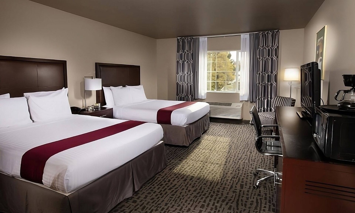 Pullman Hotel | Fantastic of Pullman! Convenient Room w/Free Breakfast, Free Parking, Pool