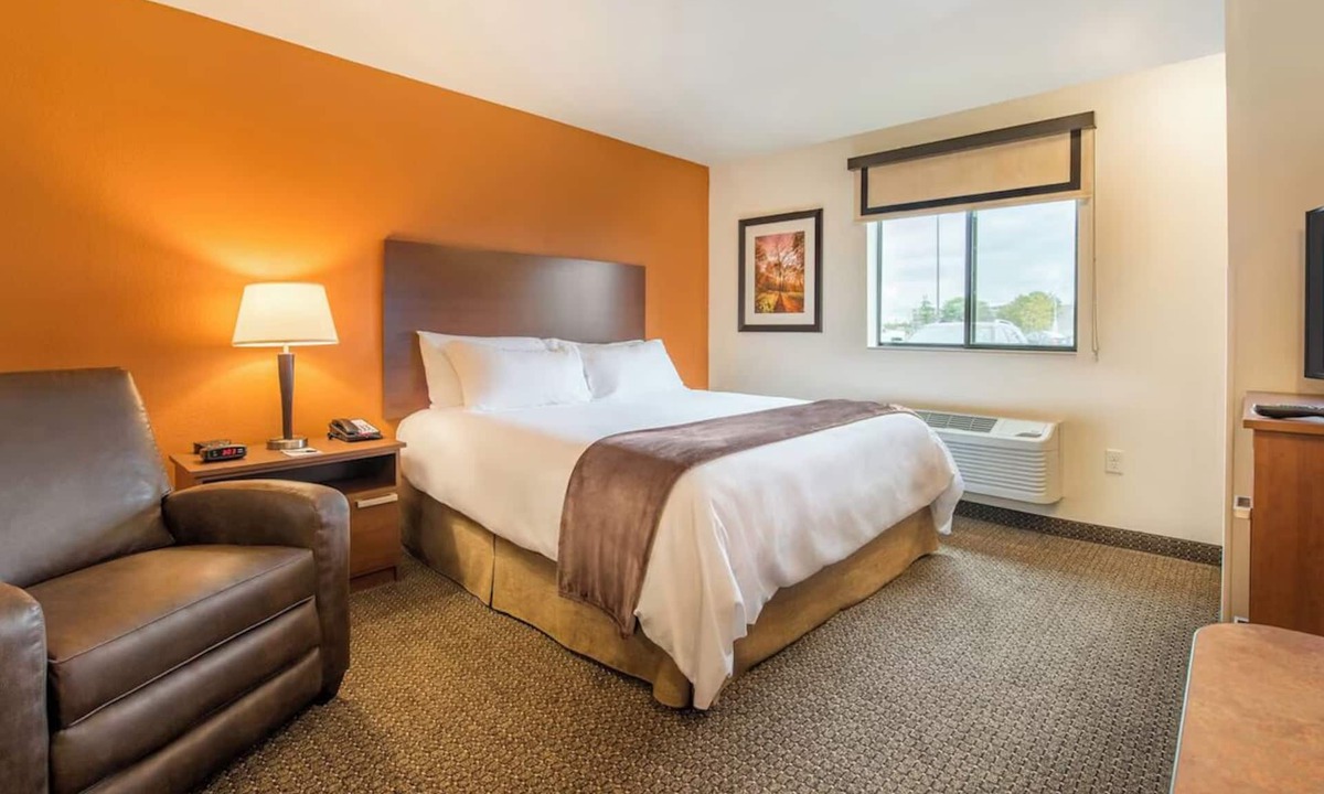 Fargo Hotel | Fargo Adventure: Cooking-Friendly Studio by Red River Zoo