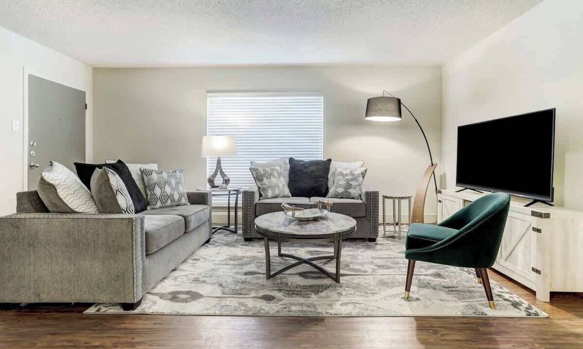 Uptown Apartment | MAJOR INTERNATIONAL SPORTING EVENT Fan Loft at Galleria | Pool Access