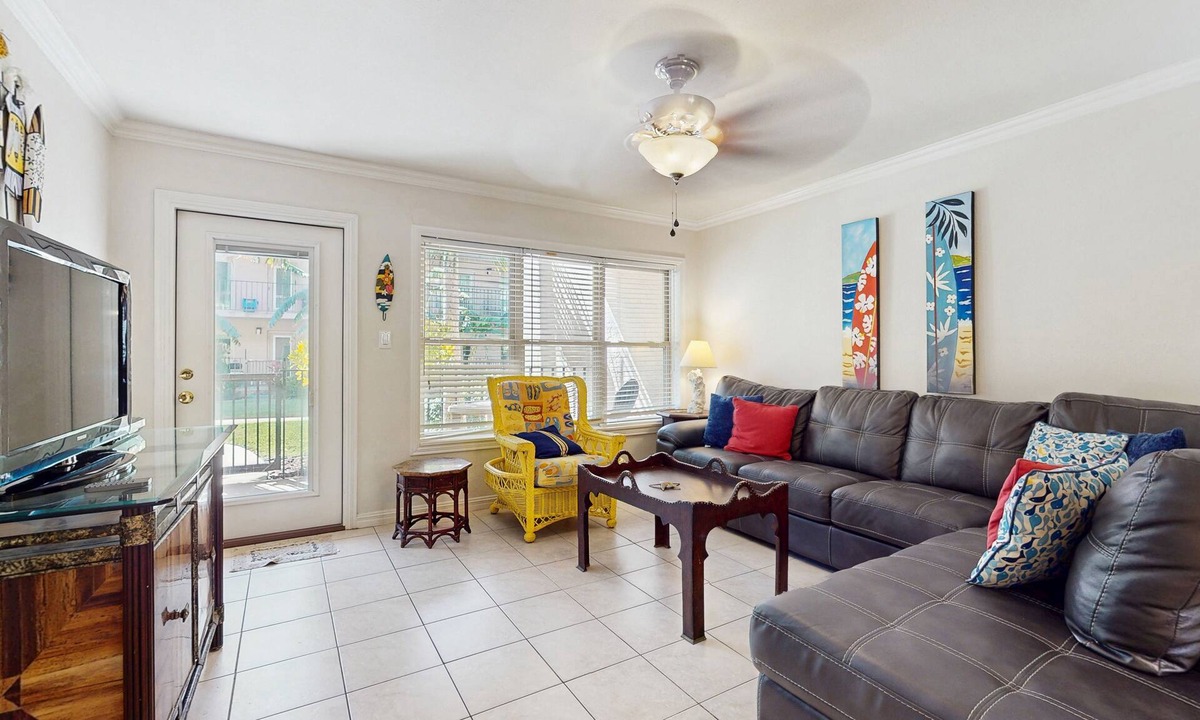 South Padre Island Condo | First-floor Condo with Shared Pool & Hot Tub - 1 Block to Beach
