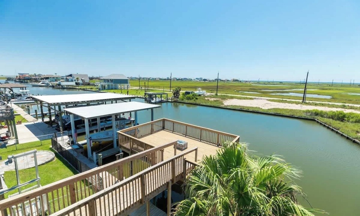 Surfside Beach House | Fisherman's Dream: Waterfront Home