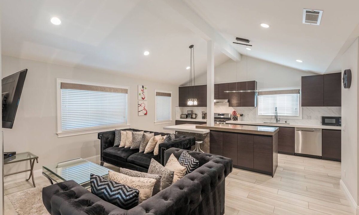 West Newport Condo | Five Bedroom Four Bath Upper Condo By The Beach with AC!