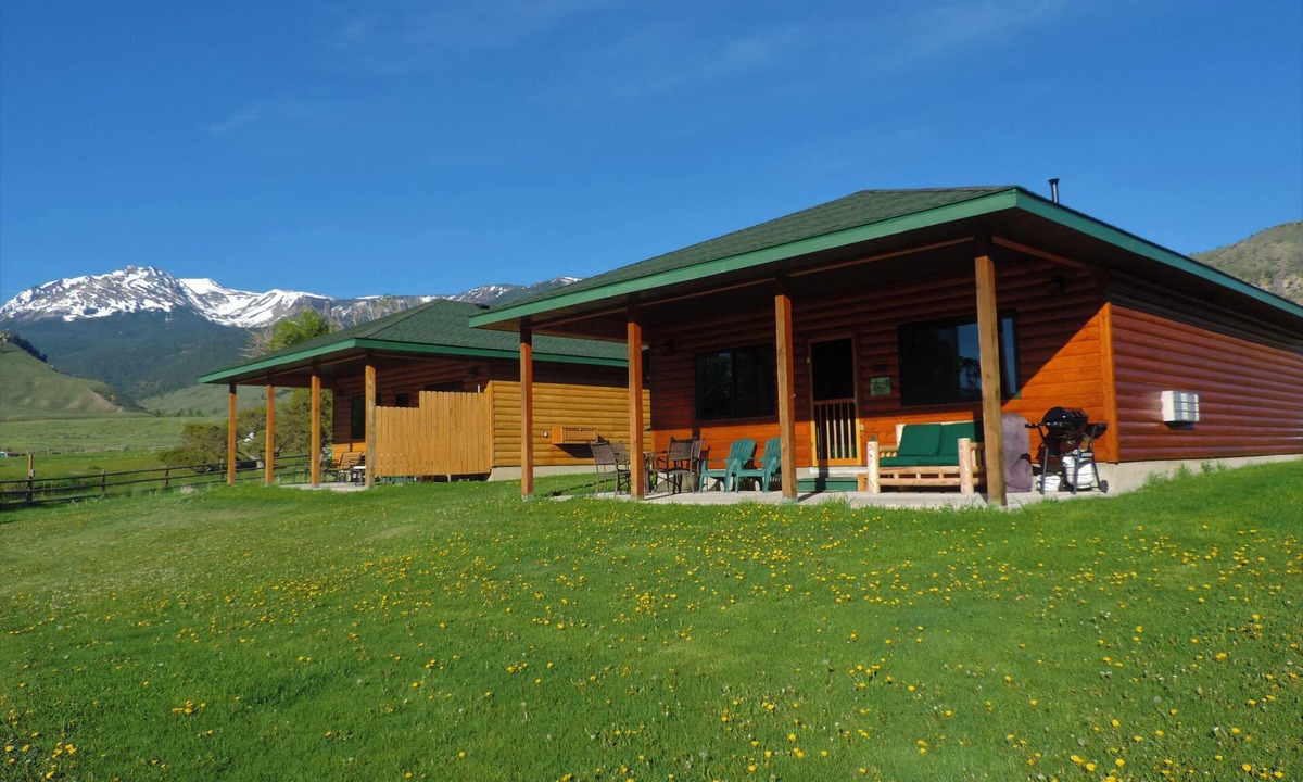 Gardiner Cabin | FIVE STAR CABIN ON YELLOWSTONE RIVER! THE GRIZZLY DEN CABIN on YNP Riverfront