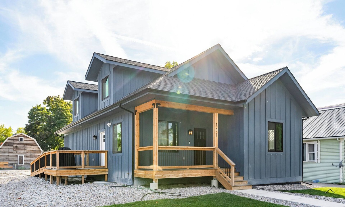 Polson House | Flathead Lake at Riverside Park: Large Groups - Steps to Main St & Boat Rentalsn