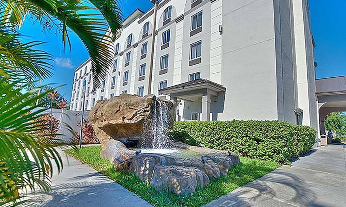Orlando Hotel | Flexible 3-Unit Orlando Stay w/Pool Access & Breakfast| 2.5-Mi to Sport Complex