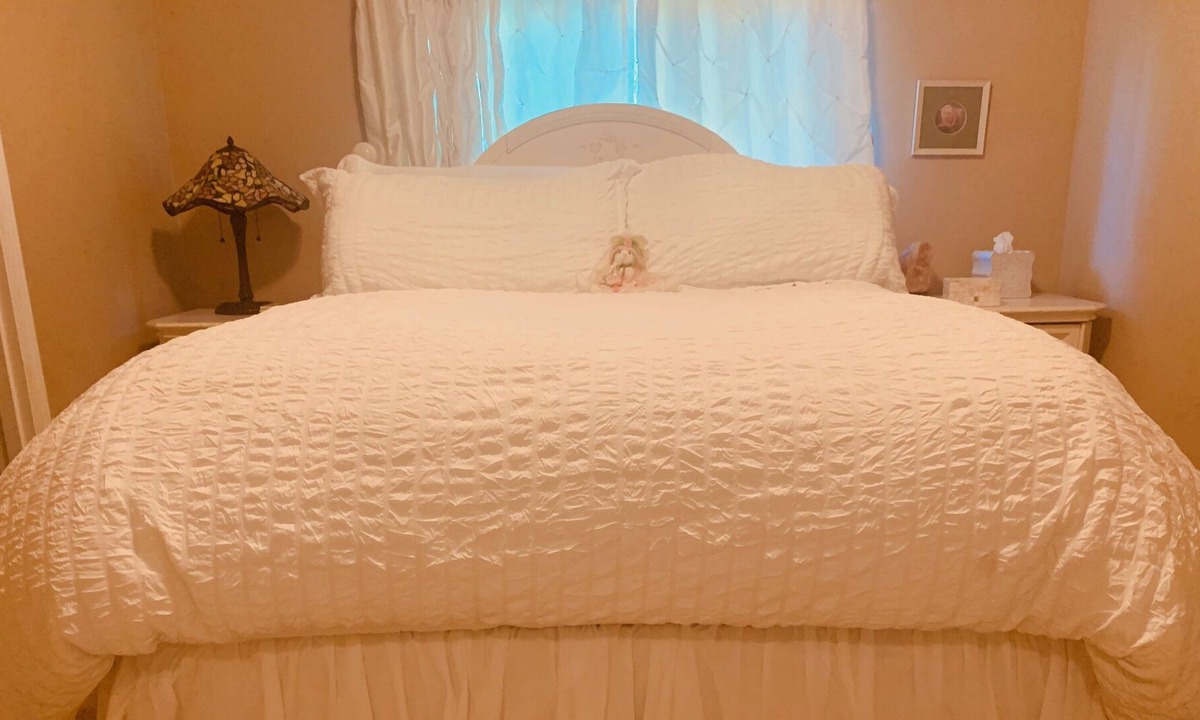 Holly House | Forest View / Beautiful White Room