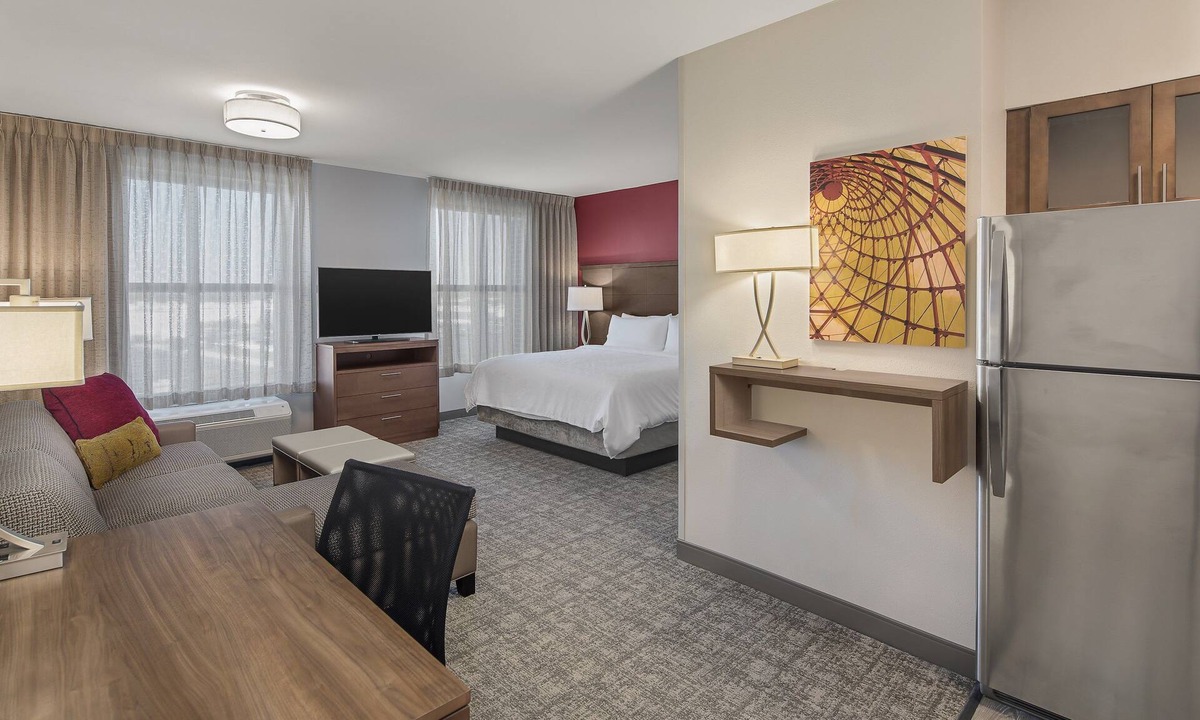 Florence Apartment | Free Wi-Fi, Free Breakfast + Outdoor Pool. King Studio Near Florence Center.