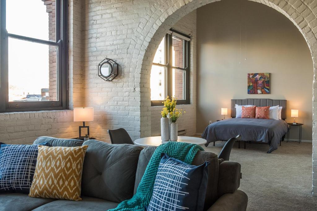 Central Business District Apartment | FRONTDESK East 8 Loft Apts Downtown Cincinnati