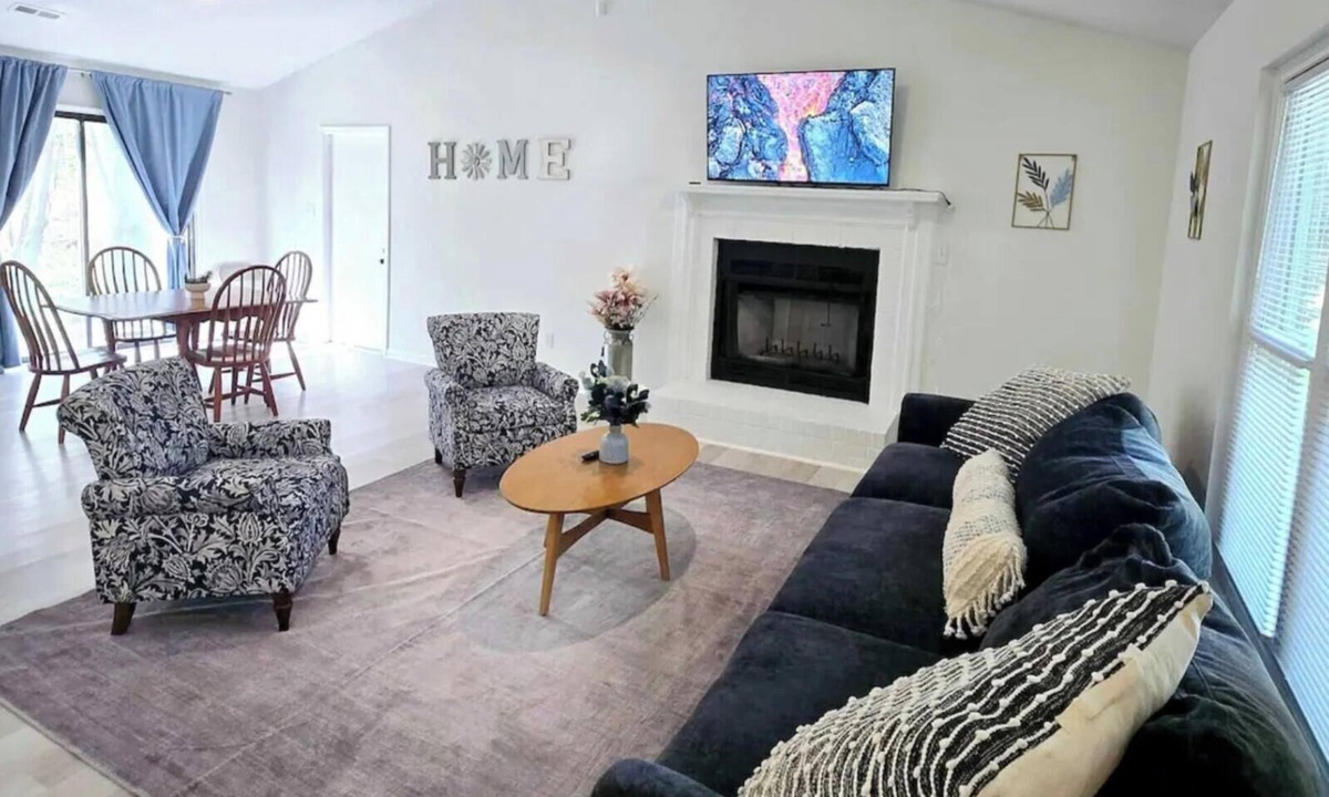Toddville Road House | Fully Renovated Home 5 MIN to CLT Airport 14 MIN Downtown Sleeps 8