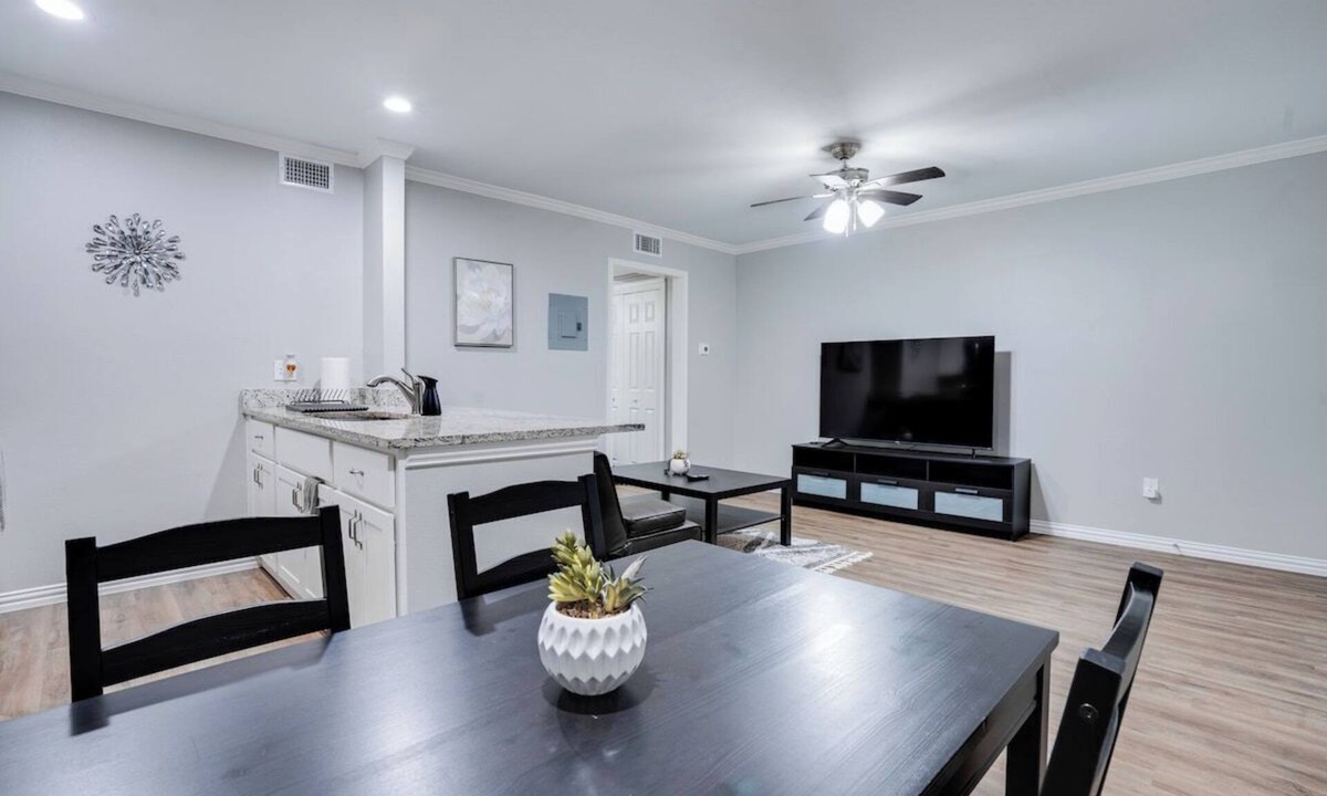 Old East Dallas Apartment | Furnished 1BR Near Medical District, Gated Complex, Free Parking