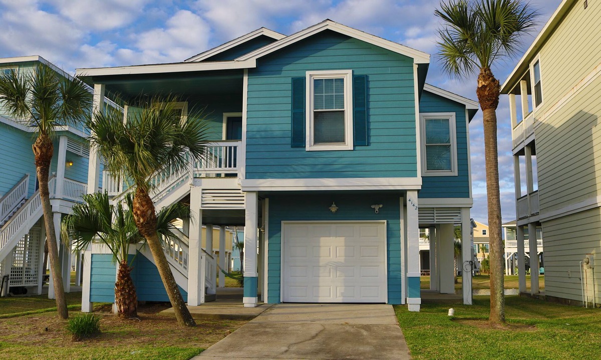 Galveston House | Galveston TX - Pointe West Cottage - Sleeps 10 - Golf Cart Included - Pets Free