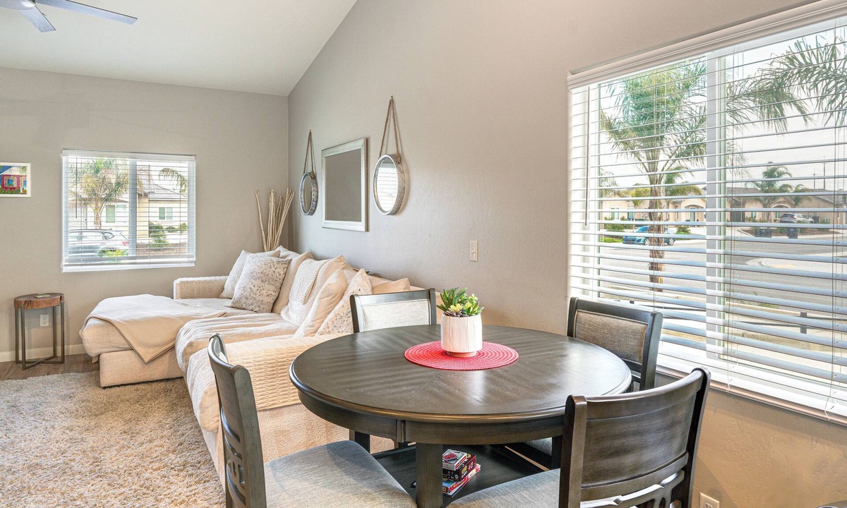 Greenacres House | Gateway to 99 Corridor! Bright Bakersfield Base