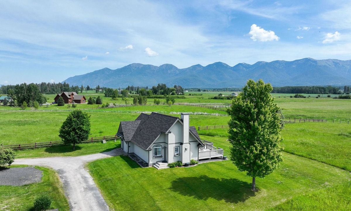 Kalispell House | glacier getaway, family/pet friendly. Charming, peaceful home on 10 acers.