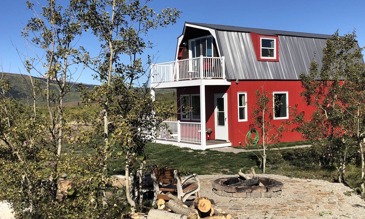 Babb House | Glacier Lookout - Spacious, New & Villa Overlooking the Rockies & St Mary Lakes
