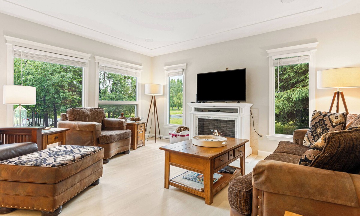 Columbia Falls House | Golf Resort 4bd Home- 20 to Minutes to Glacier Park and 10 Minutes to Whitefish