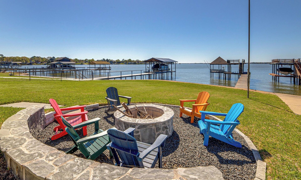 Gun Barrel City House | Gorgeous Lakefront Home w/Chef's Outdoor Kitchen