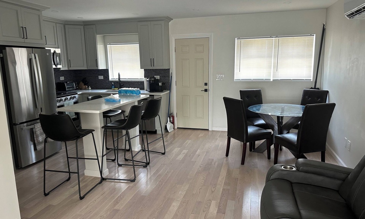 South Side House | Gorgeous newly renovated 3 bedroom house in Mount Vernon AC WiFi high end apl