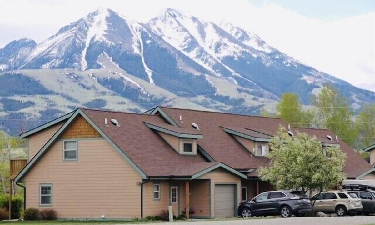 Emigrant House | Gorgeous Paradise Valley YNP North Entrance, Yellowstone is Open Now!