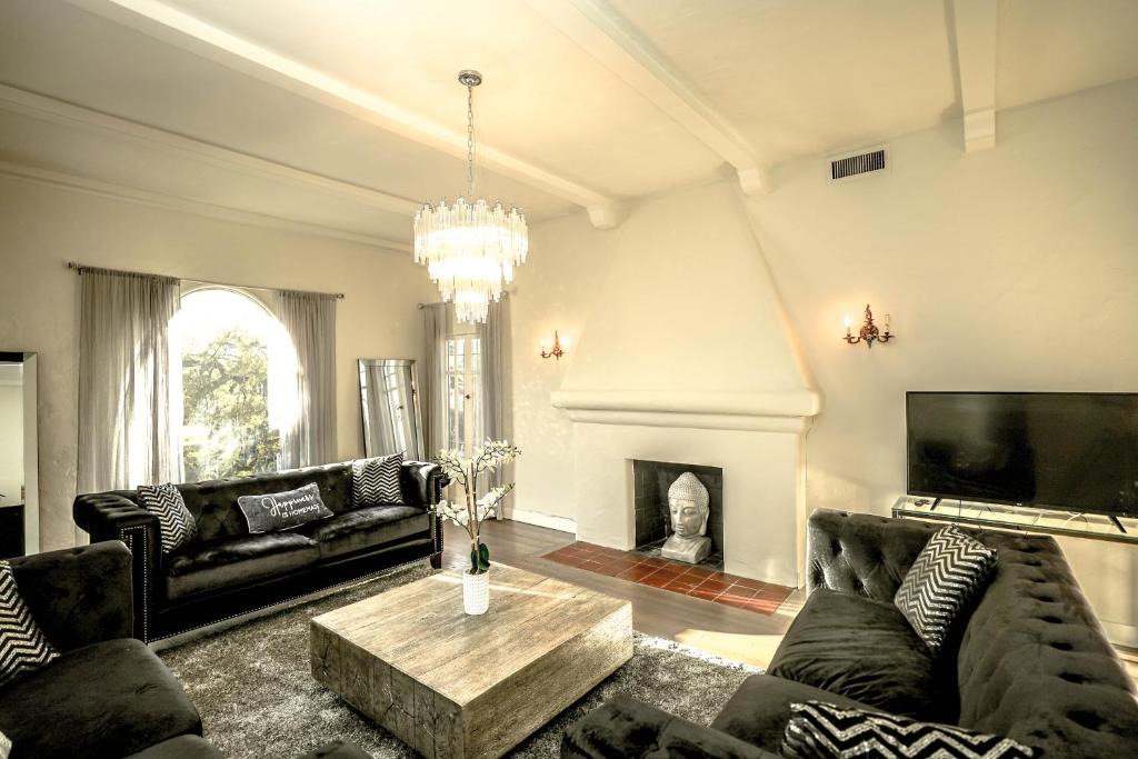 Beverly Grove Apartment | Gorgeous Renovated 3BD 2BA near West Hollywood and Beverly Hills