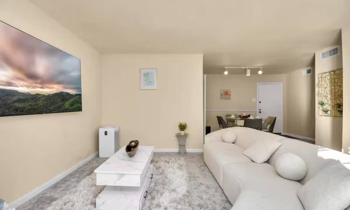 Uptown Apartment | Grace's Galleria Suite Lounge