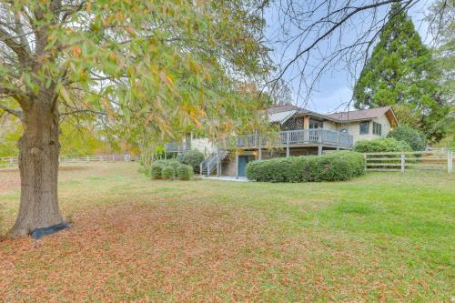 Siler City House | Great for Groups! Farmhouse in Jordan Lake Area